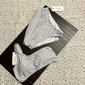 2/4 2pcs bathing suits 👙 clean sterile Hampton look. Ready to be packed in y…